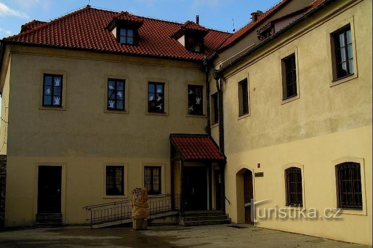 Castelul Kadaň: în fața bibliotecii și a sălii de ceremonii