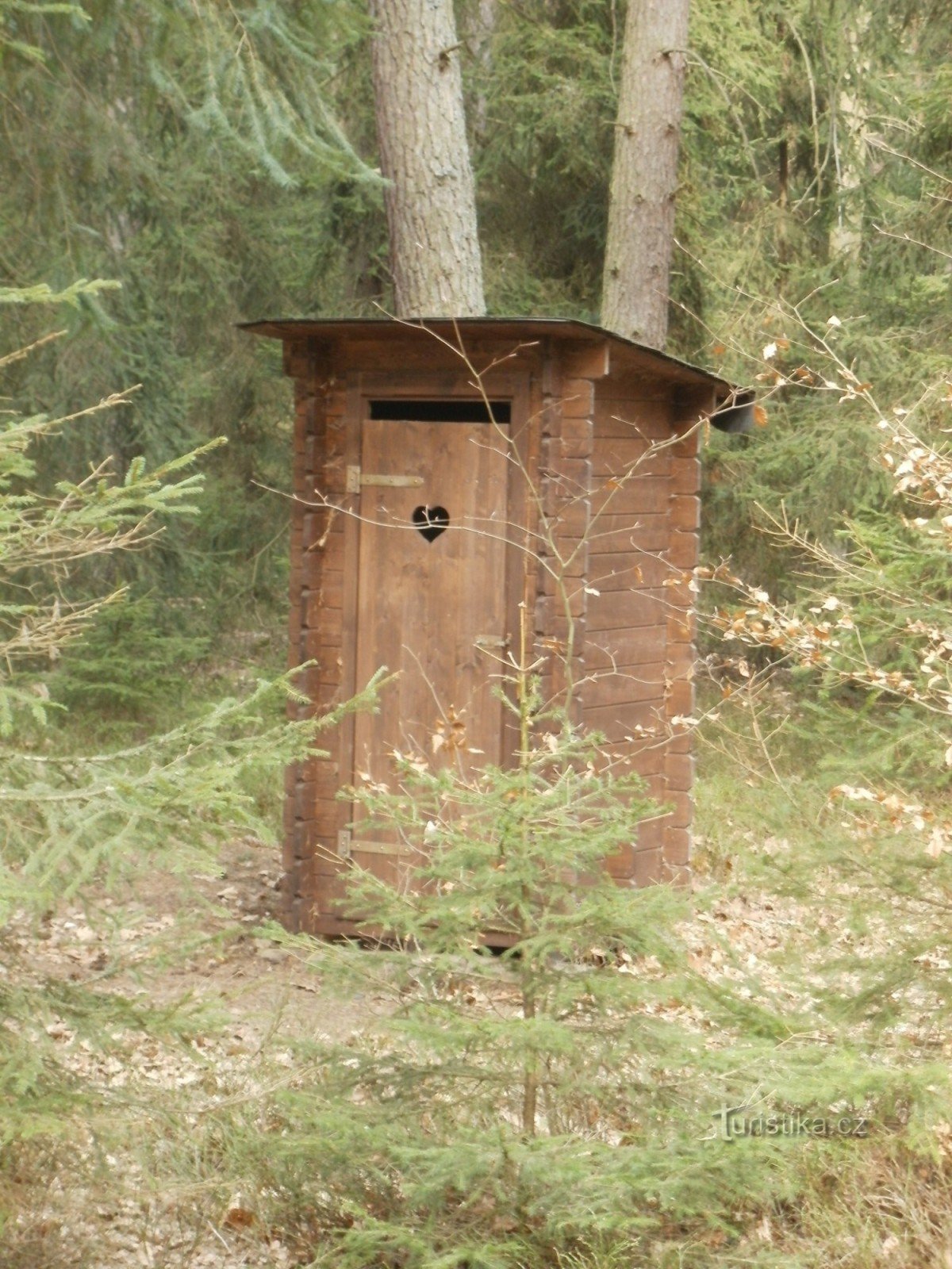 booth at the tourist crossroads in Vlčí jamách