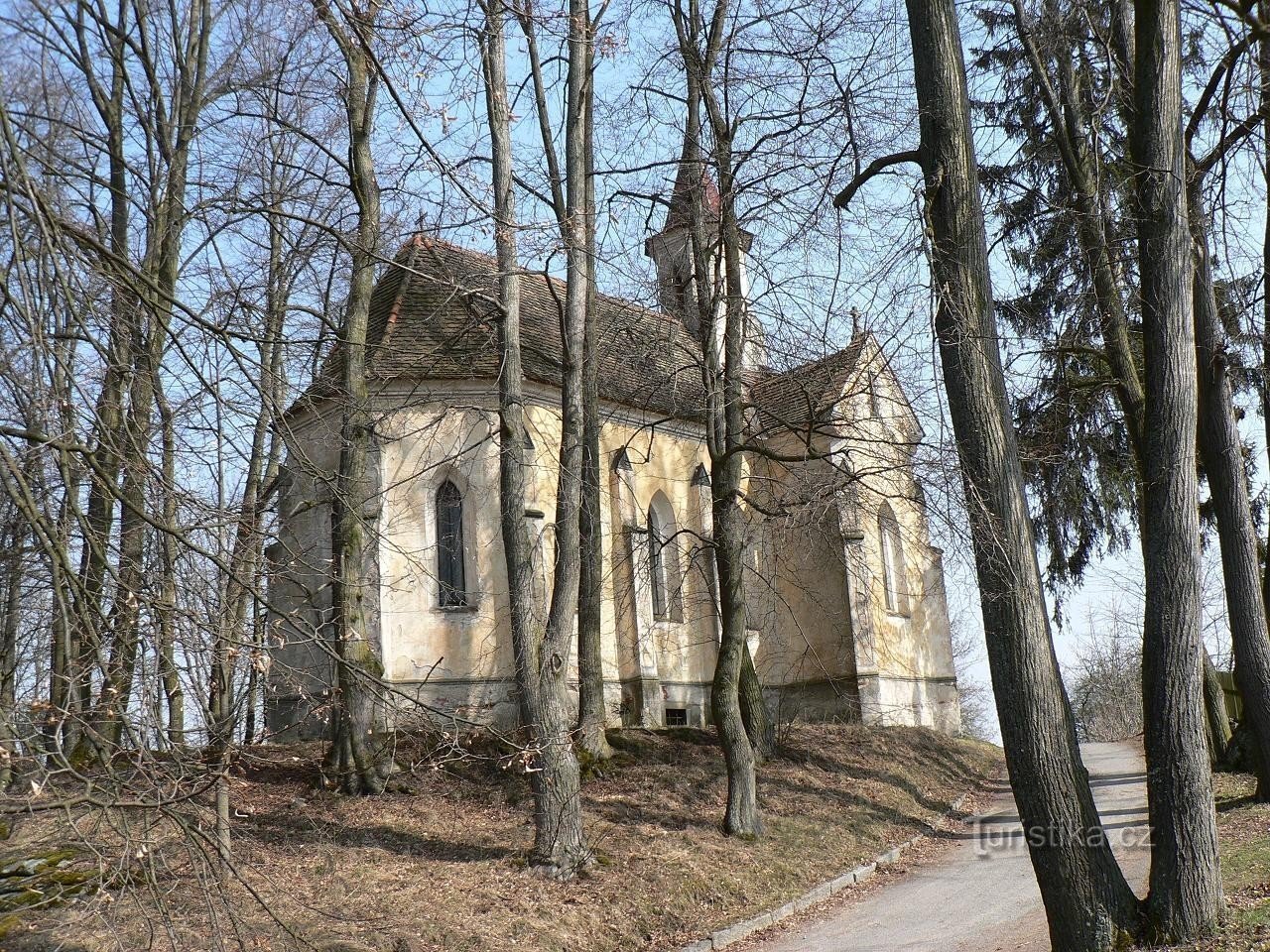 Kadov, grobnica z zahodne strani