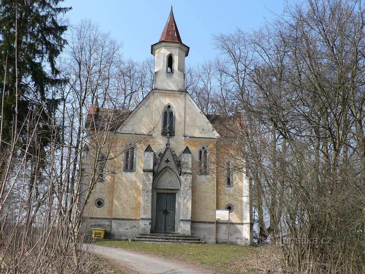 Kadov, Fassade des Grabes