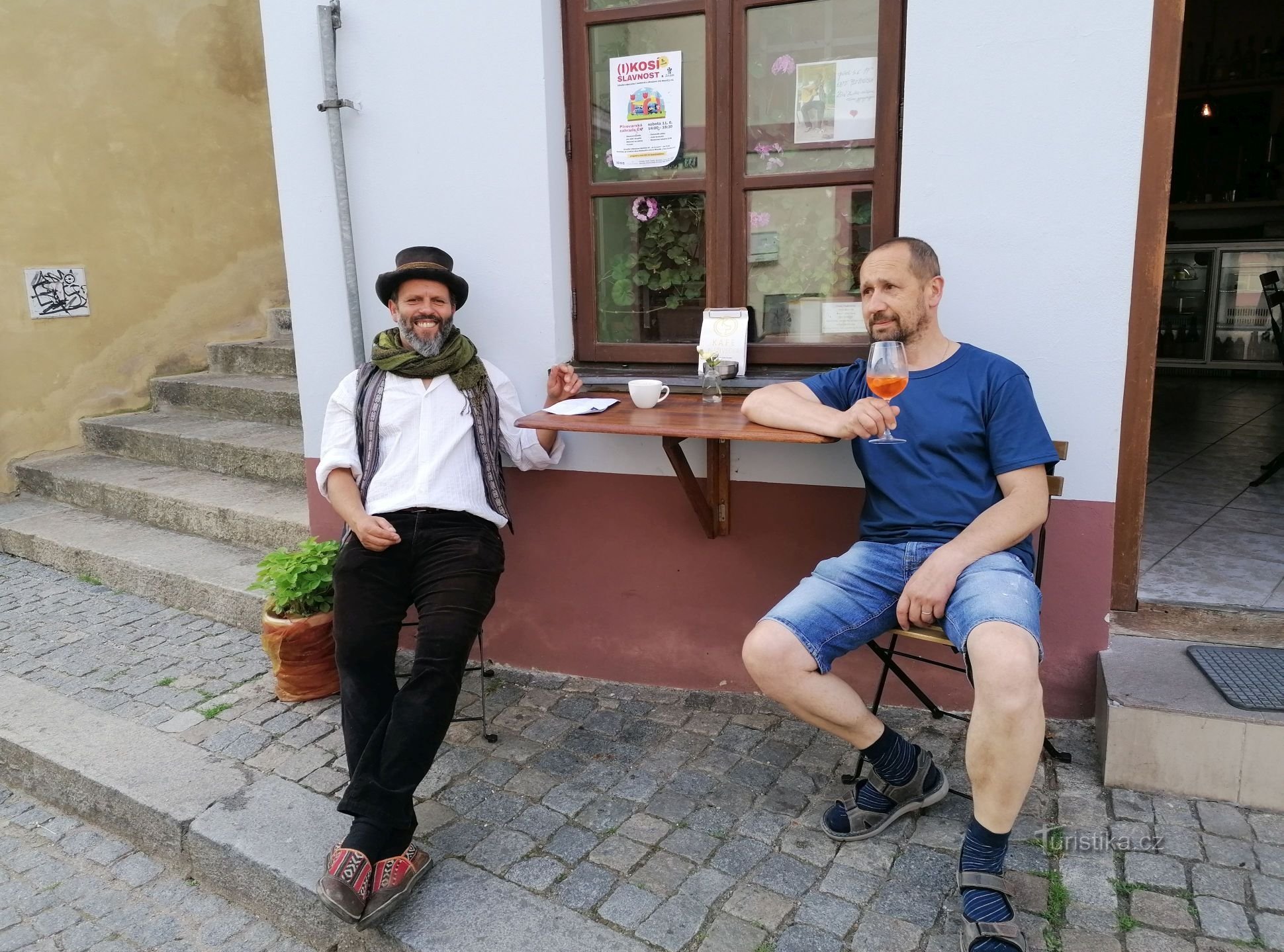 Um café com alma na rua Plešivecká em Český Krumlov