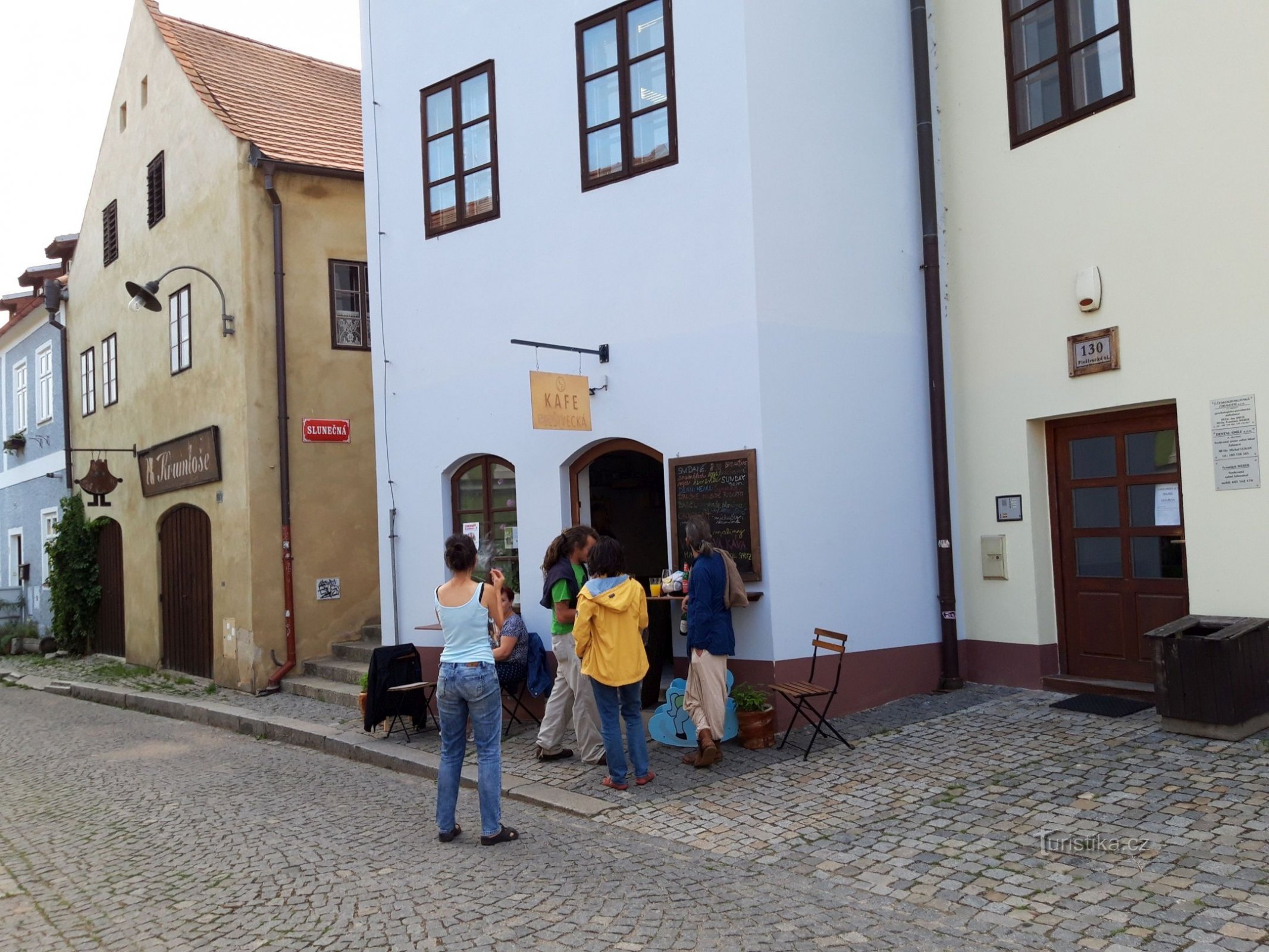 Um café com alma na rua Plešivecká em Český Krumlov