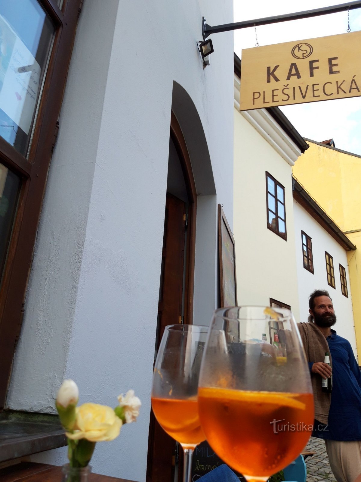 Ett kafé med en själ på Plešivecká-gatan i Český Krumlov