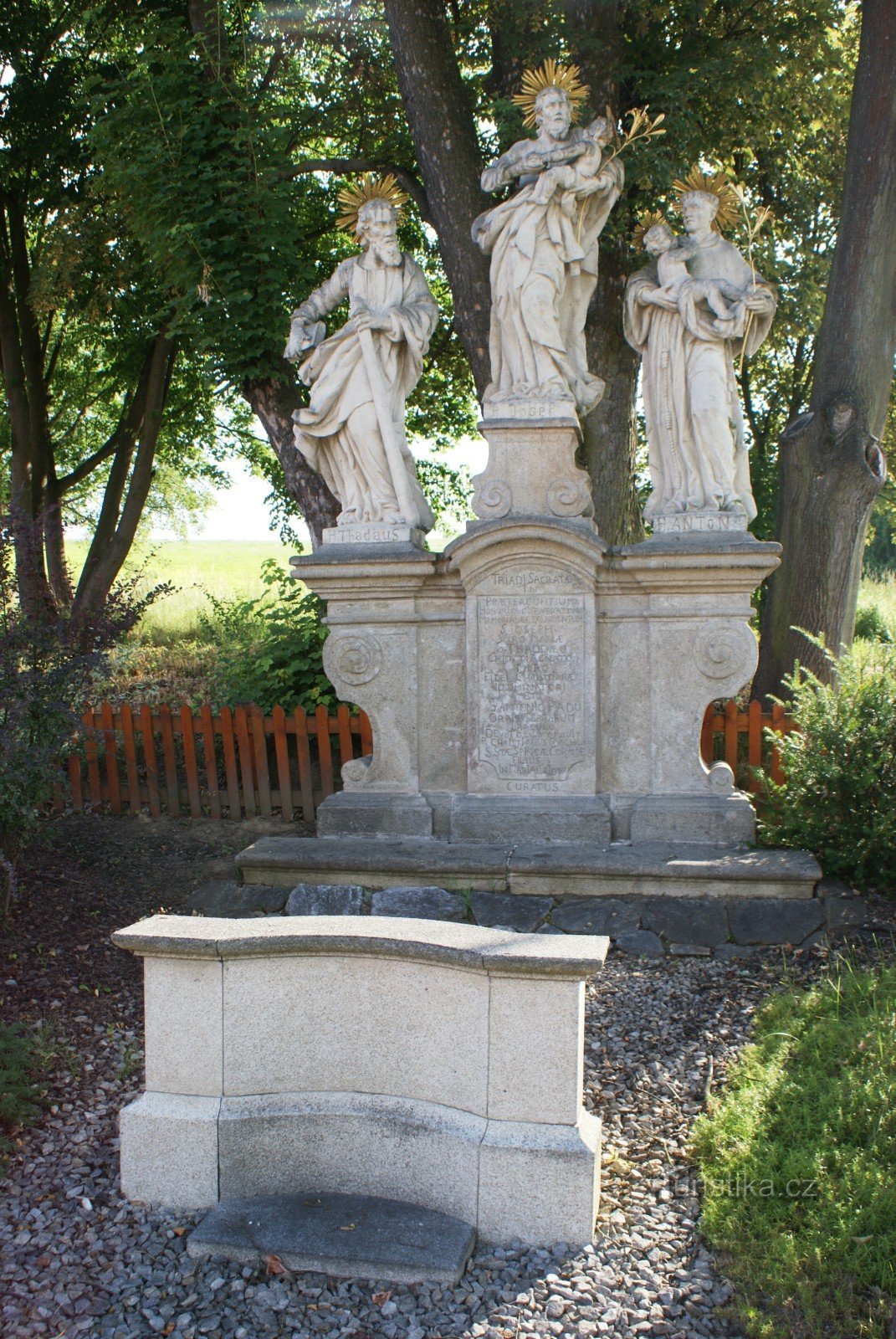 Kájov - barokke sculptuur (drievoudige sculptuur) van St. Jozef, St. Thaddeus en St. Antonius van Padua