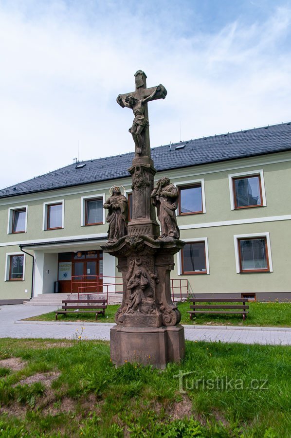 Calvario vicino al centro sanitario