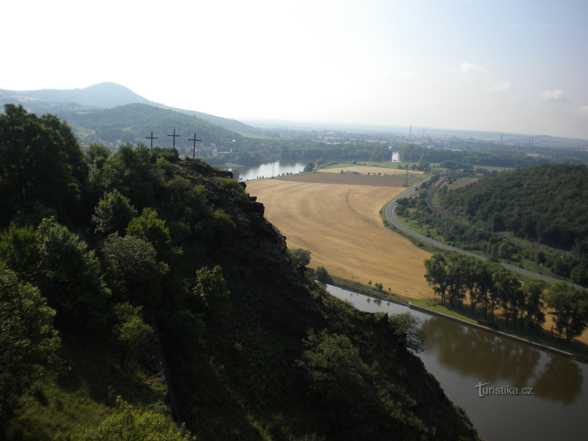 Kalvarienberg der Drei Kreuze und der Elbe. Radobyl-Hügel im Hintergrund.