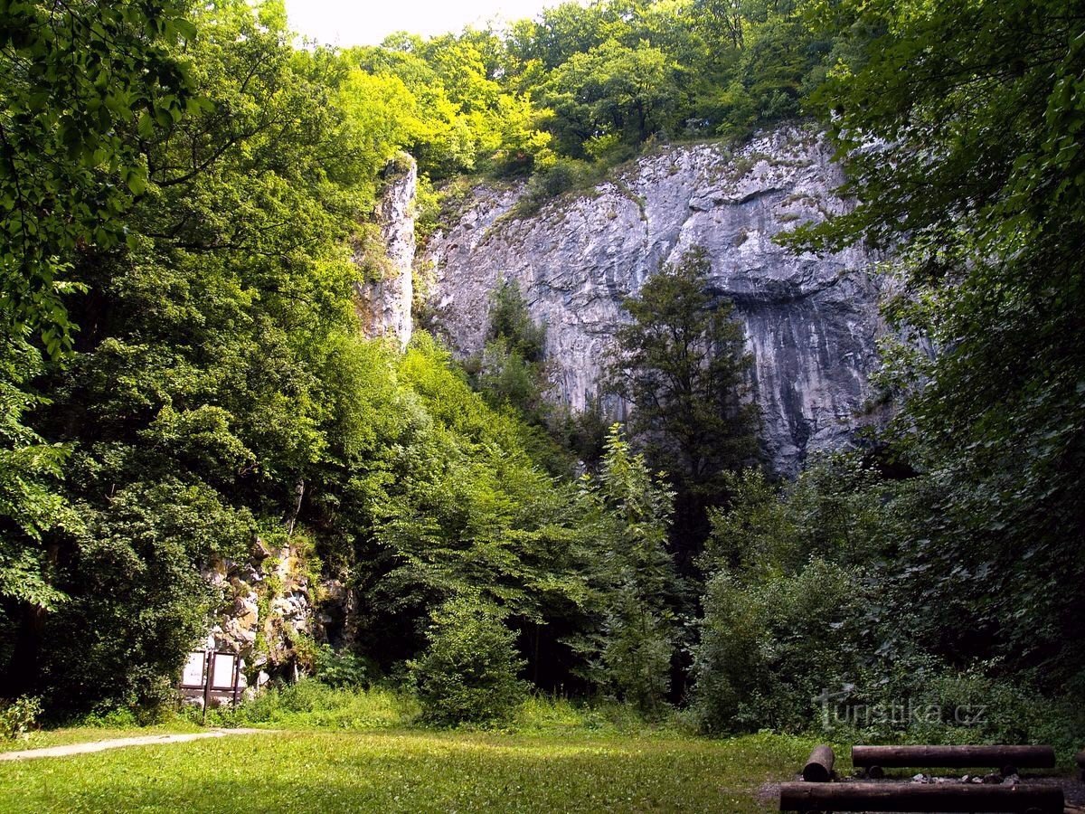 ¿A DÓNDE IR EN EL CALOR DEL VERANO? ¡A LA CUEVA DEL KARSO DE MORAVIA!