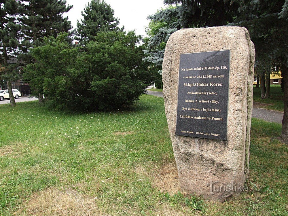 O piatră cu o placă memorială