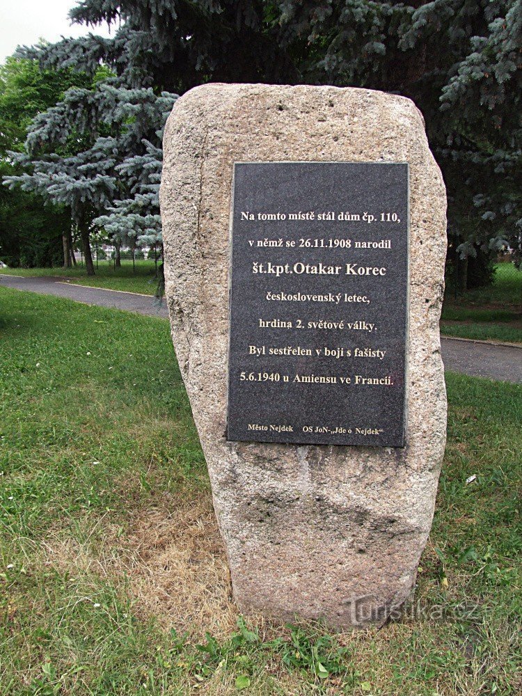 Uma pedra com uma placa memorial