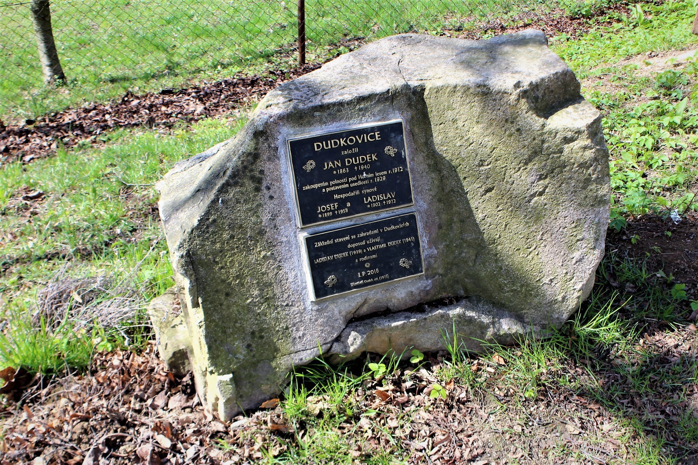 Een steen met een beschrijving van de familie Dudk