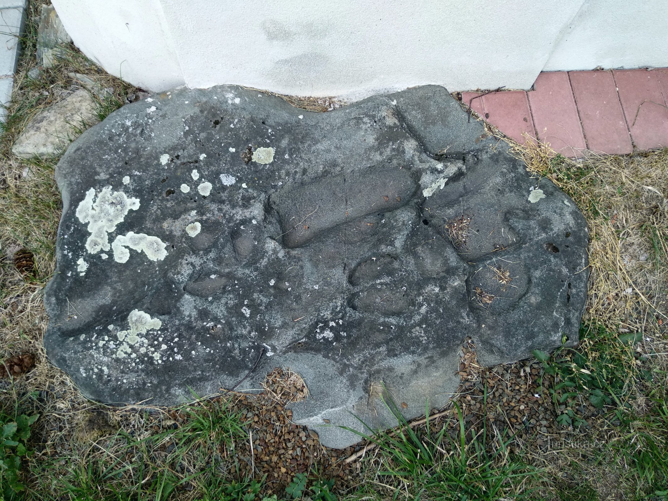 kamień przy kaplicy