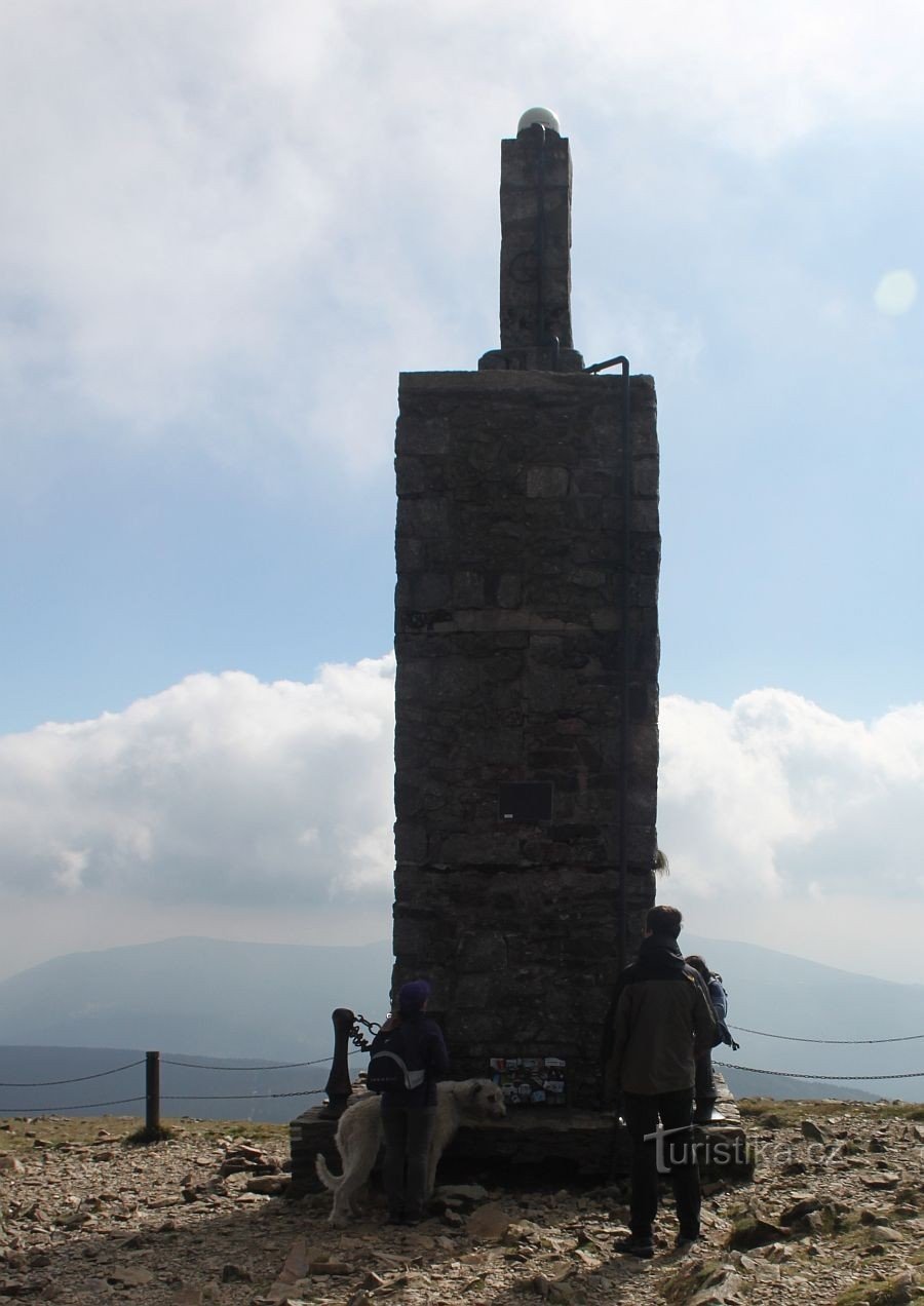 edificio de piedra punto trigonométrico