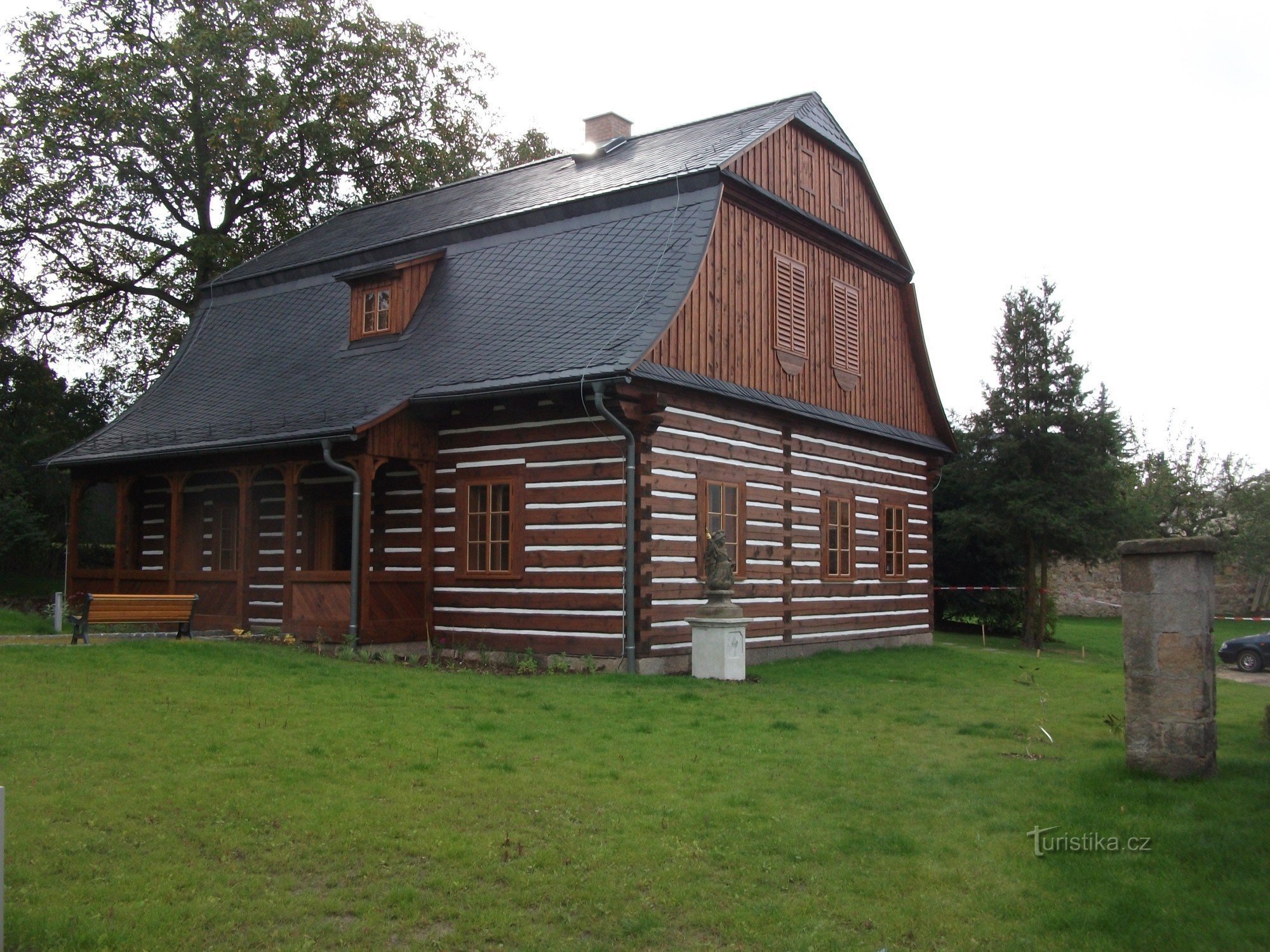 Du kan hitta stenhuset i sin fulla skönhet i trädgården på det tjeckiska paradismuseet