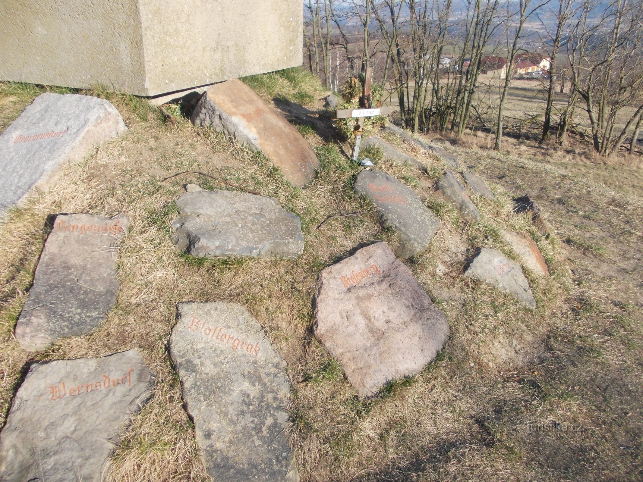 記念碑の下の堤防の石