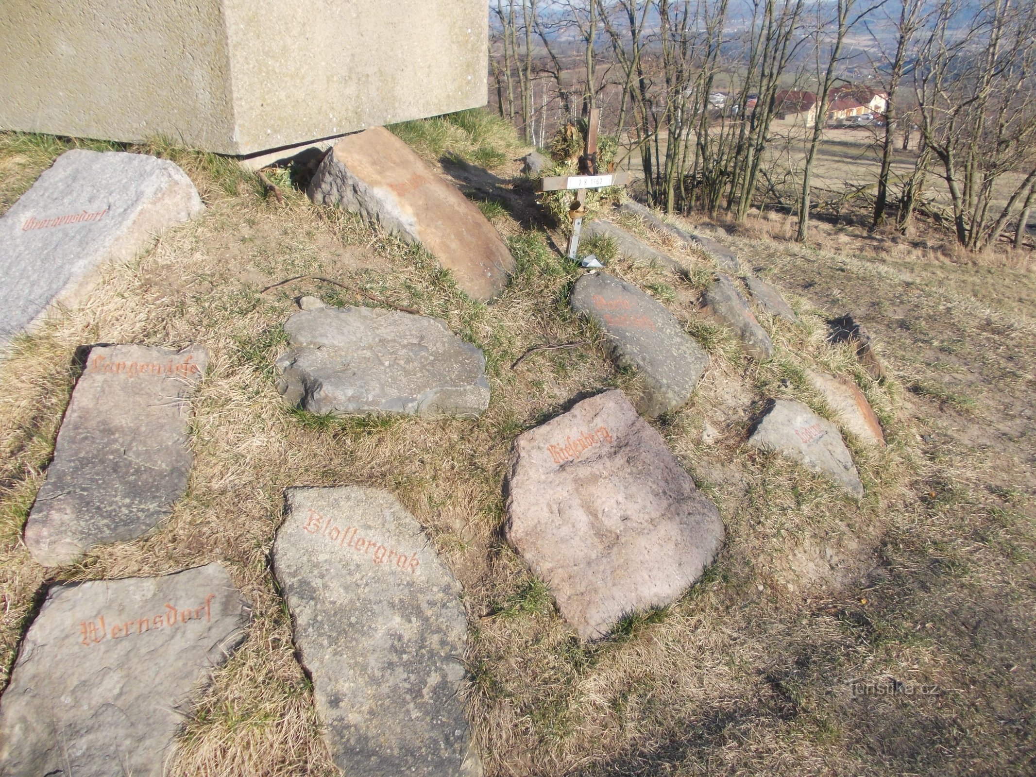 piatră în terasamentul de sub monument