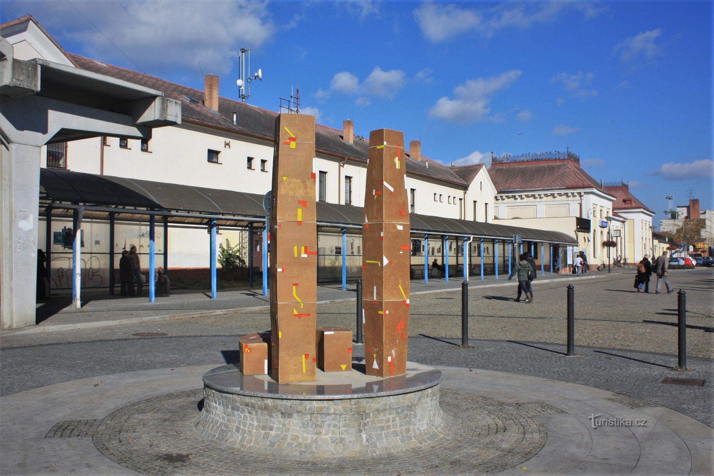 Escultura em faiança na área em frente à estação