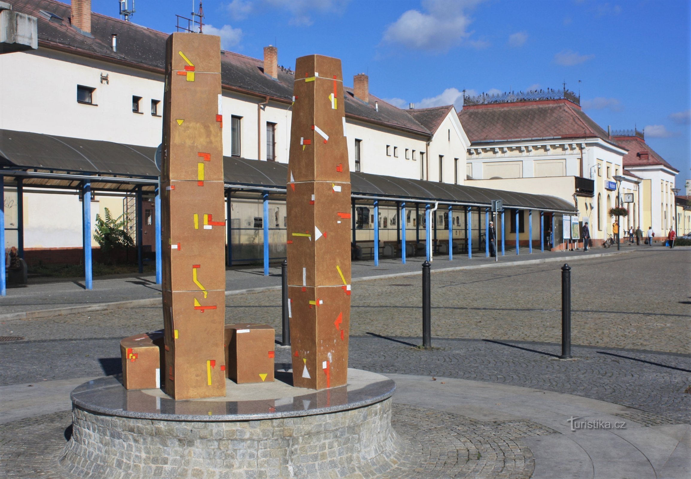 Skulptur af lertøj i området foran stationen