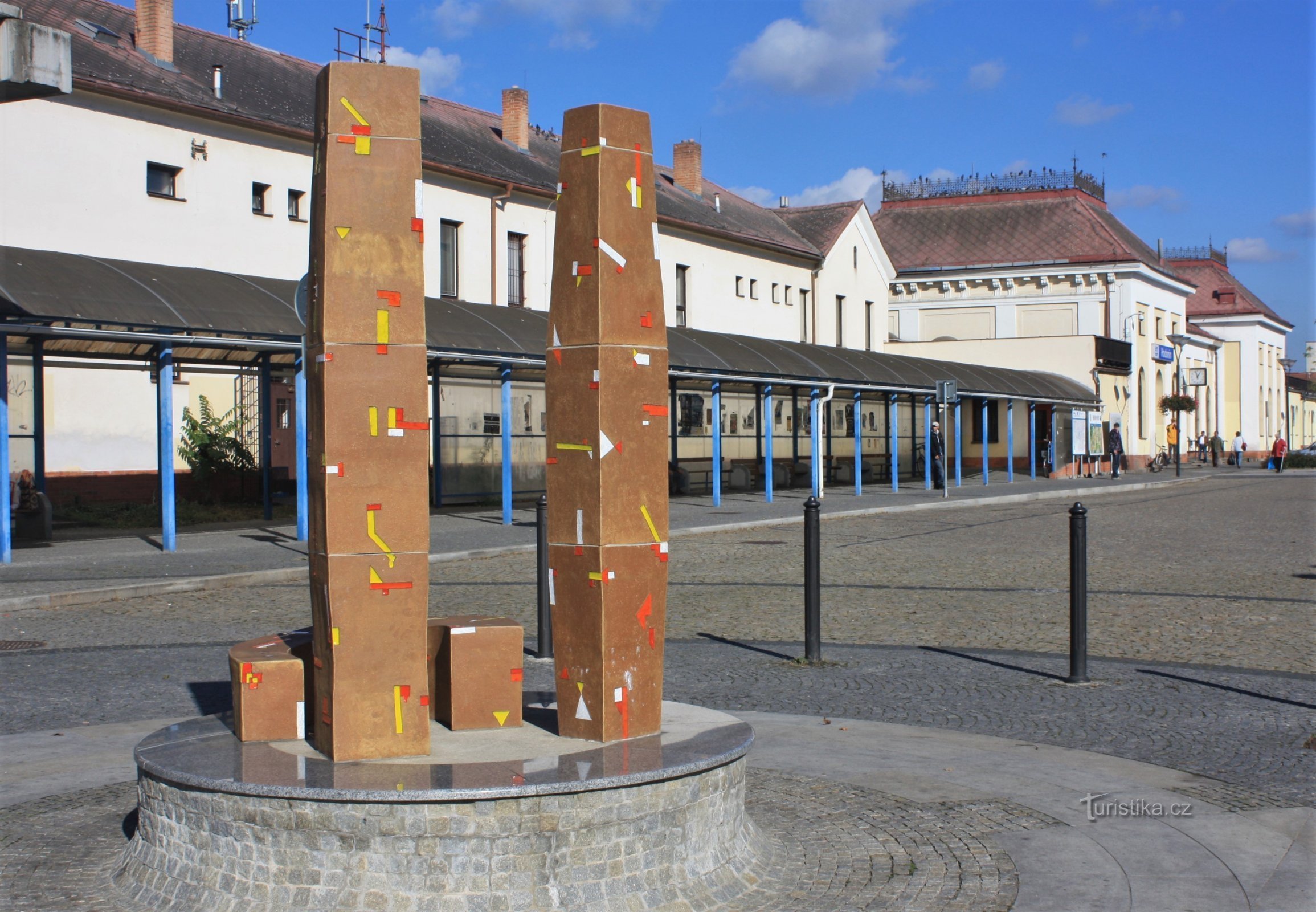 Escultura en loza en la zona frente a la estación