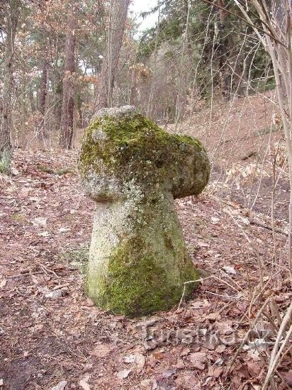 Кам'яна бабка: Хрест примирення в сідлі біля улоговини