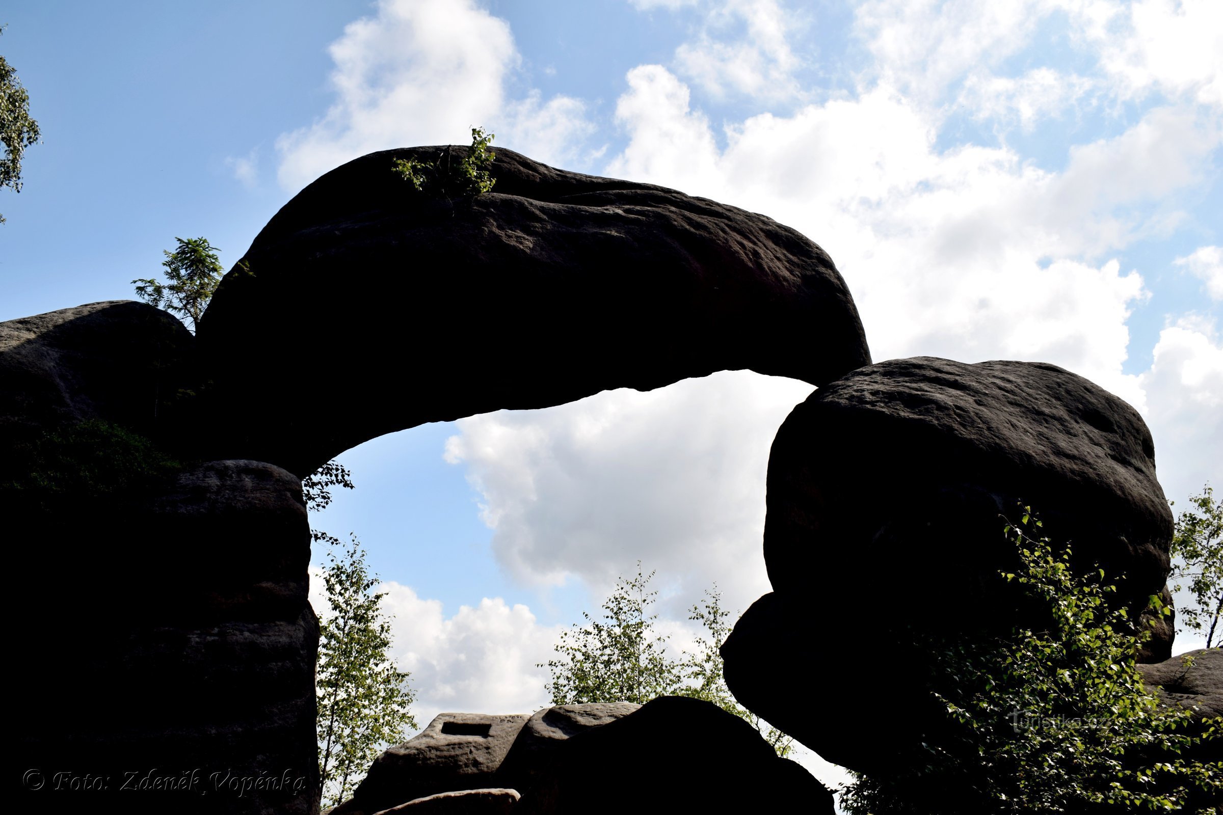 Puerta de piedra.