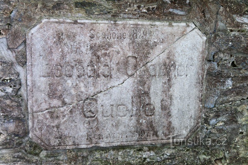 Una placa de piedra para un memorial