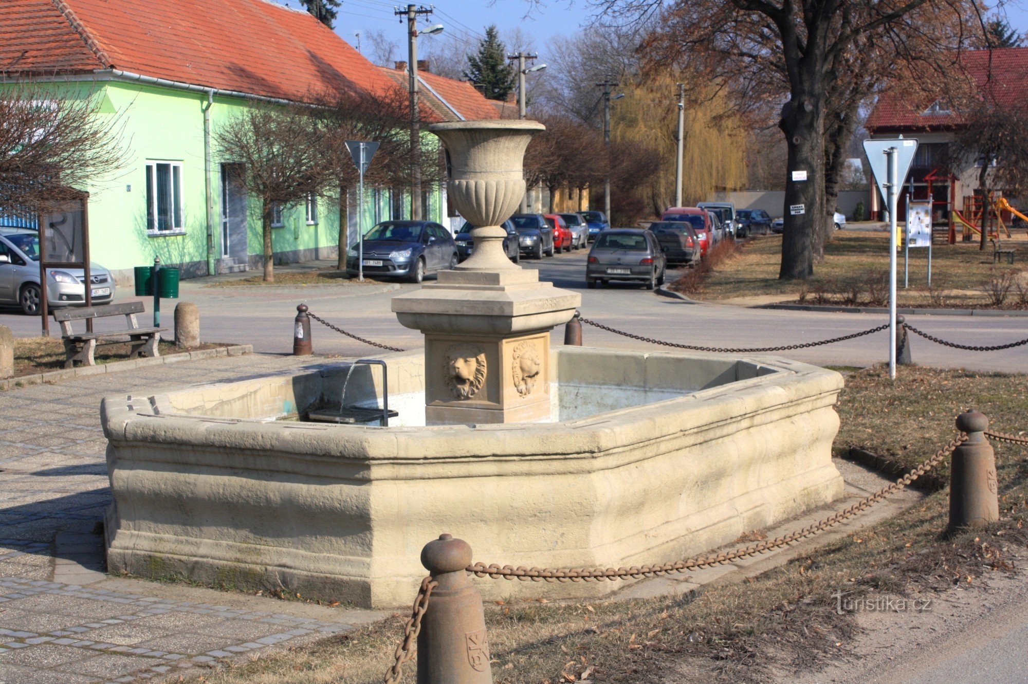 Stenen fontein op het plein