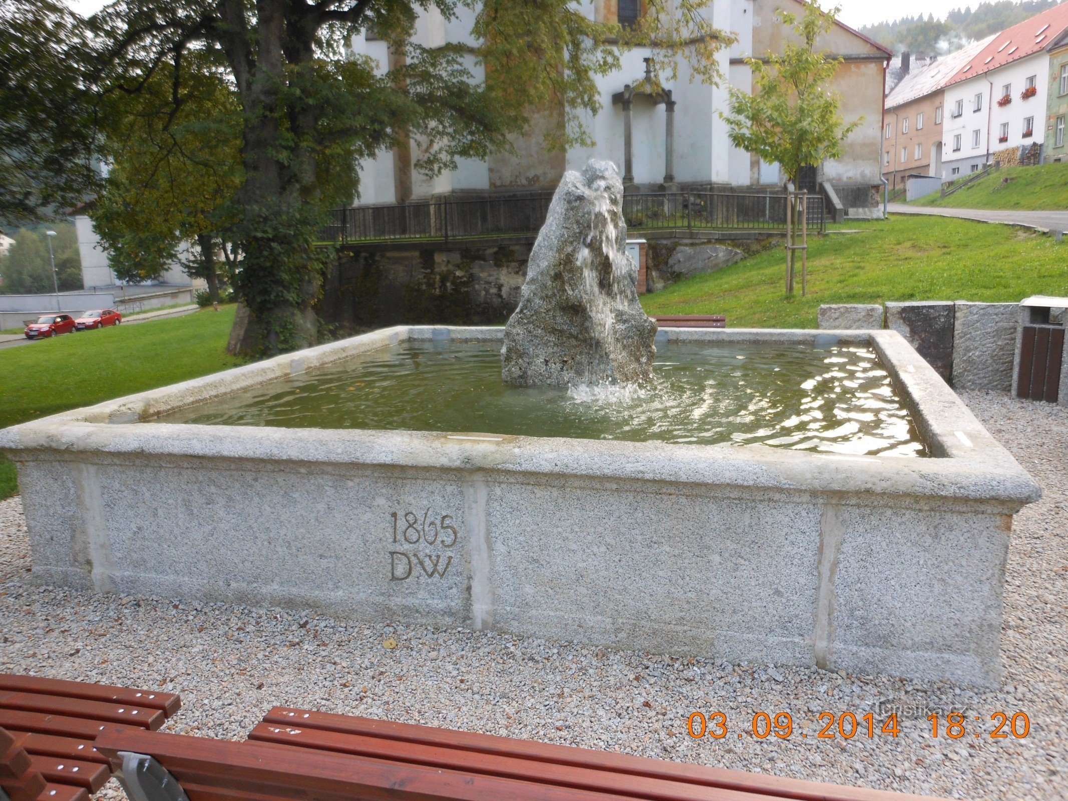 Stenen fontein in Oloví