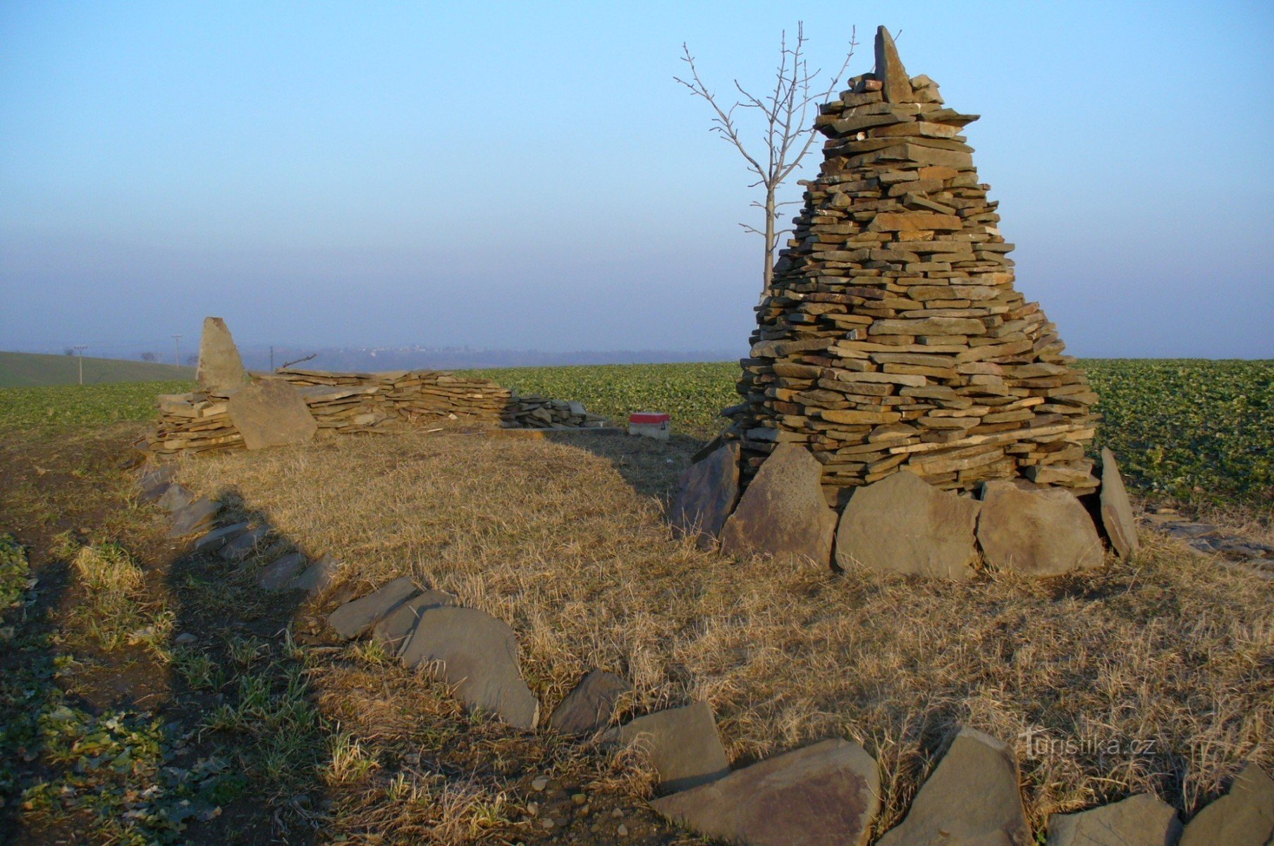 En stenvarde på toppen af ​​Na Výšině-bakken (395 moh.)