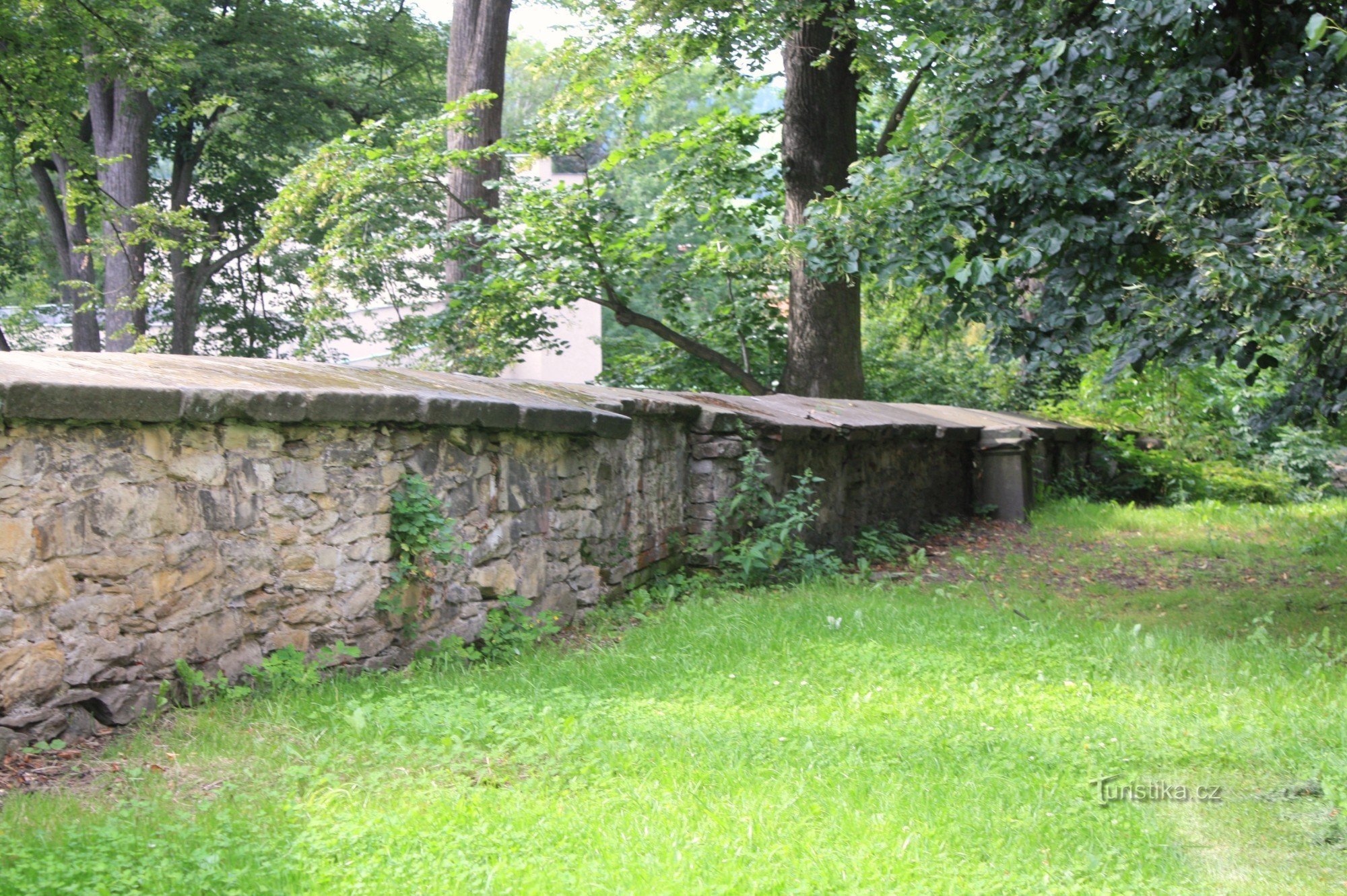 Каменная стена по периметру