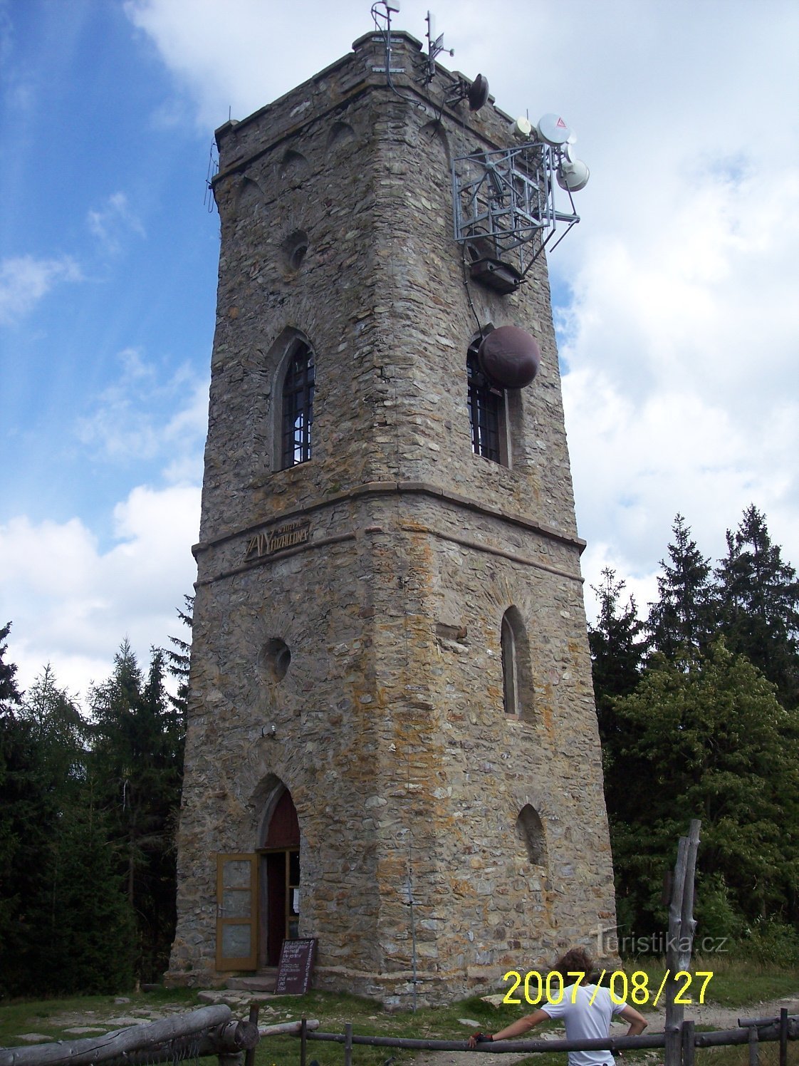 tour de guet en pierre sur la colline de Přední Žalý