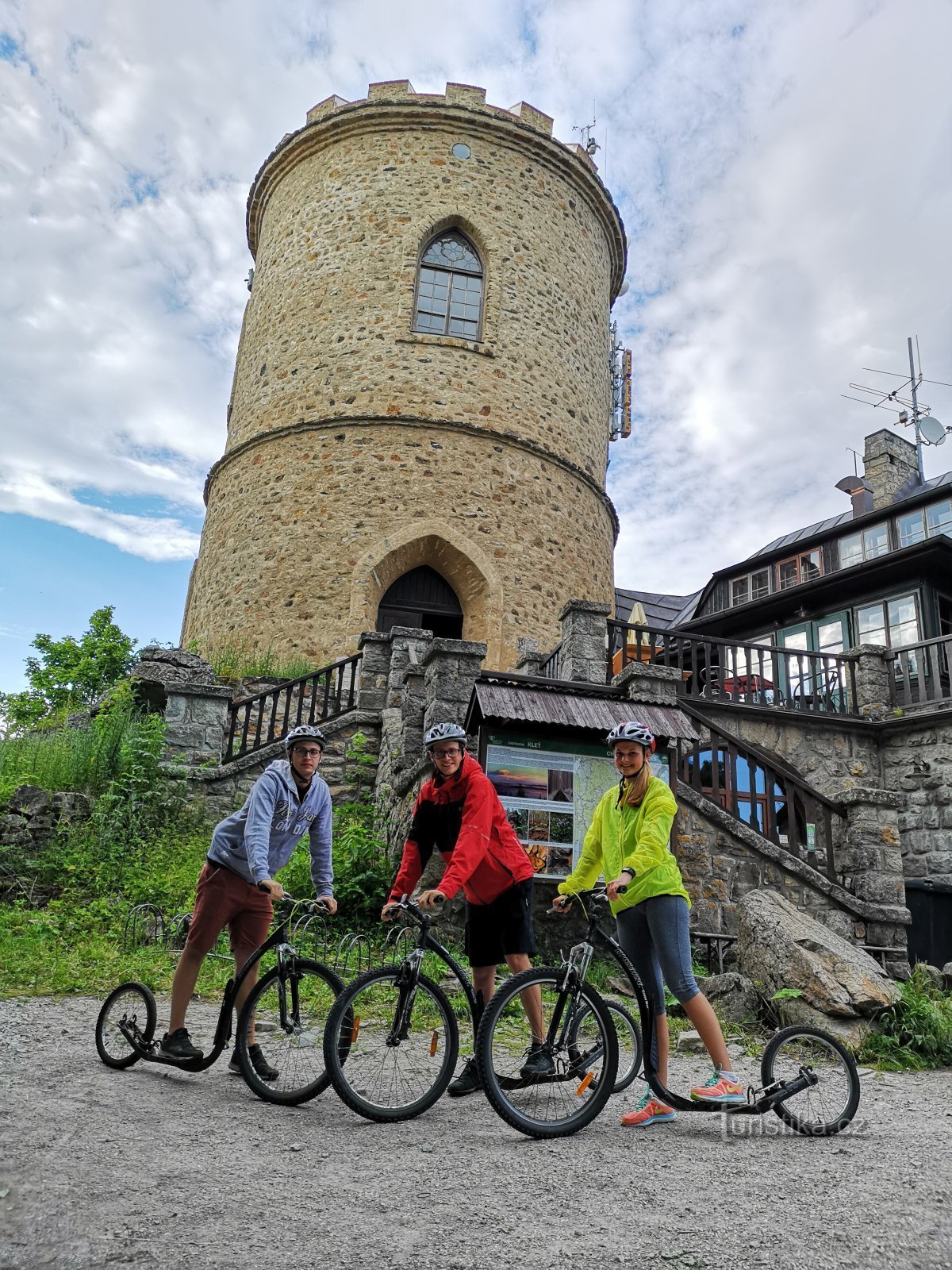 tour de guet en pierre au sommet