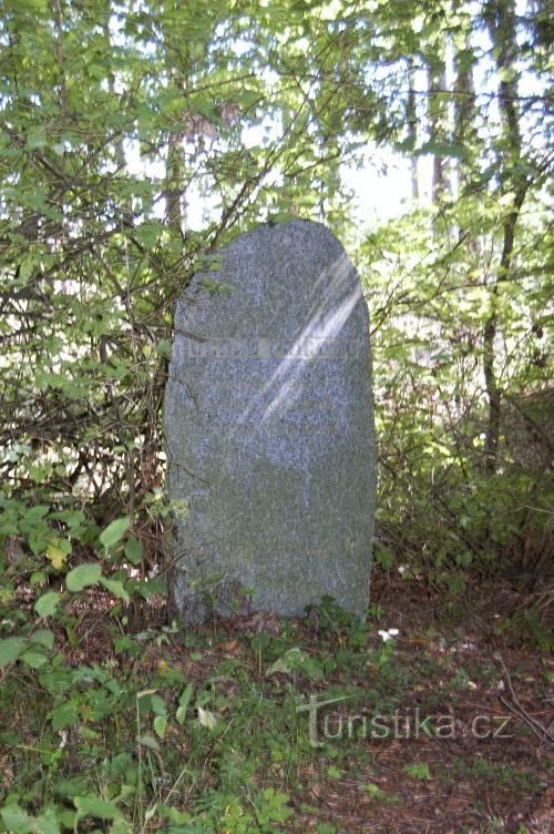 Eine Steinstele mit einer eher altmodischen Inschrift ruft zum Schutz der Natur auf