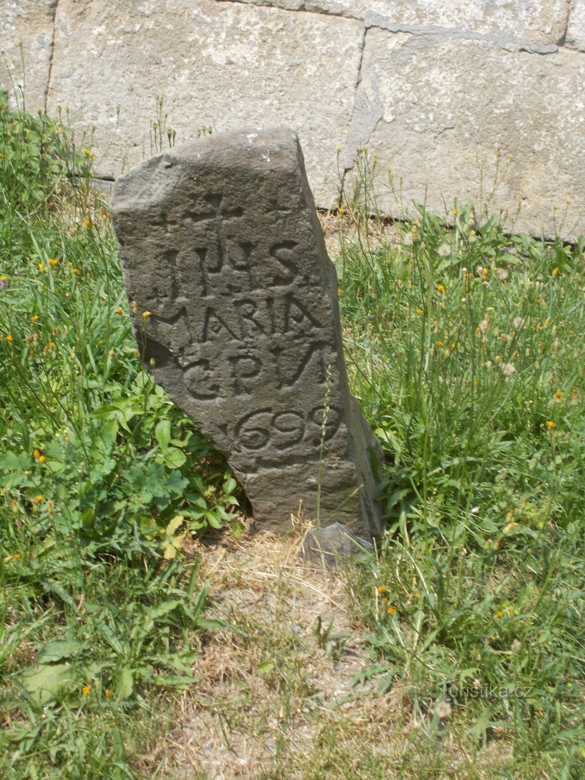 kő sztélé a templom mellett