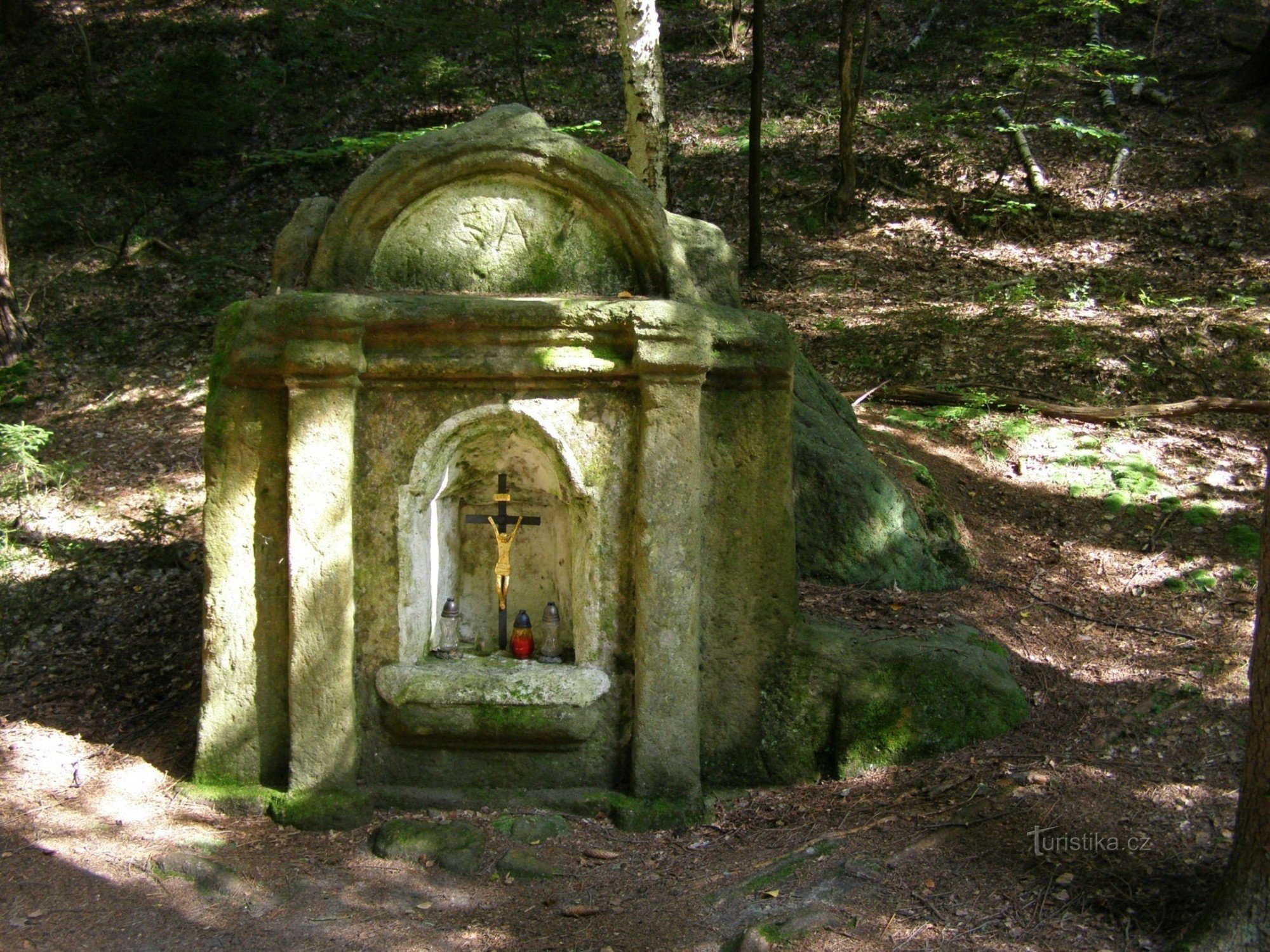 каменная часовня в нише в Боудецком ущелье