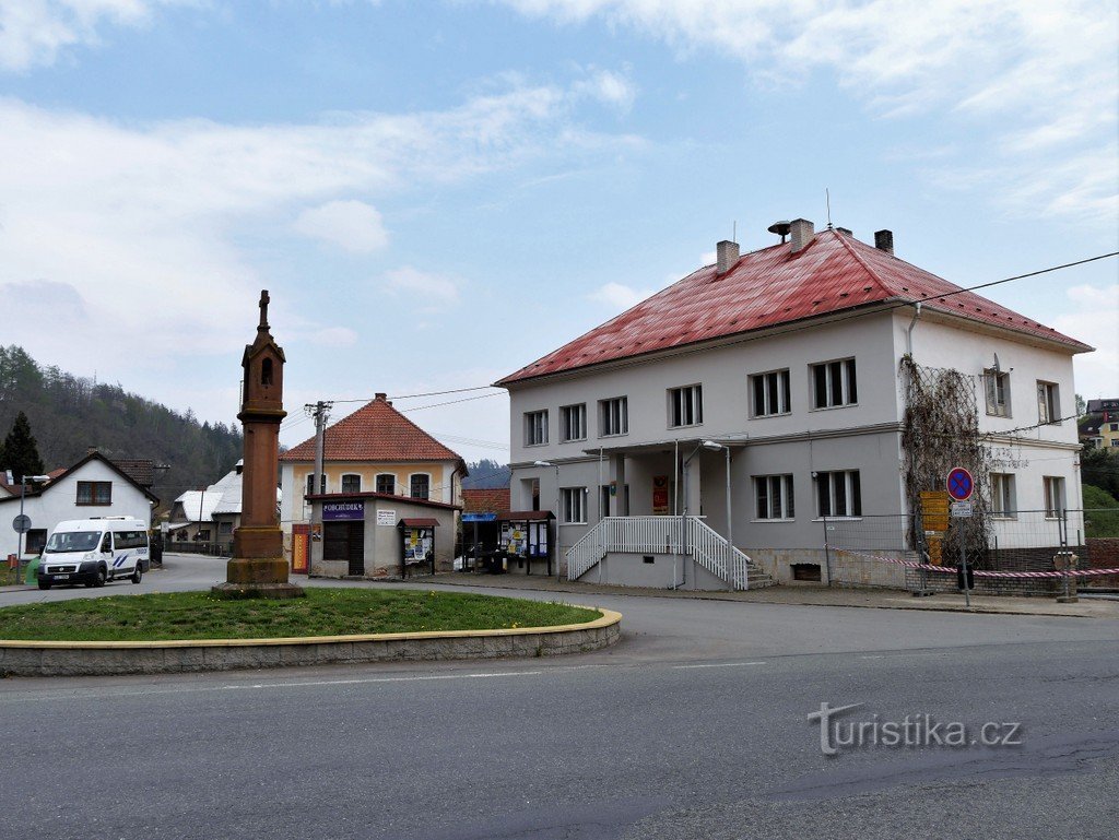 Campanario de piedra en el borde del pueblo