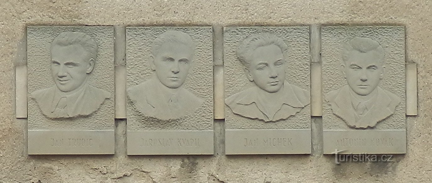 Tablillas de piedra con retratos de víctimas.