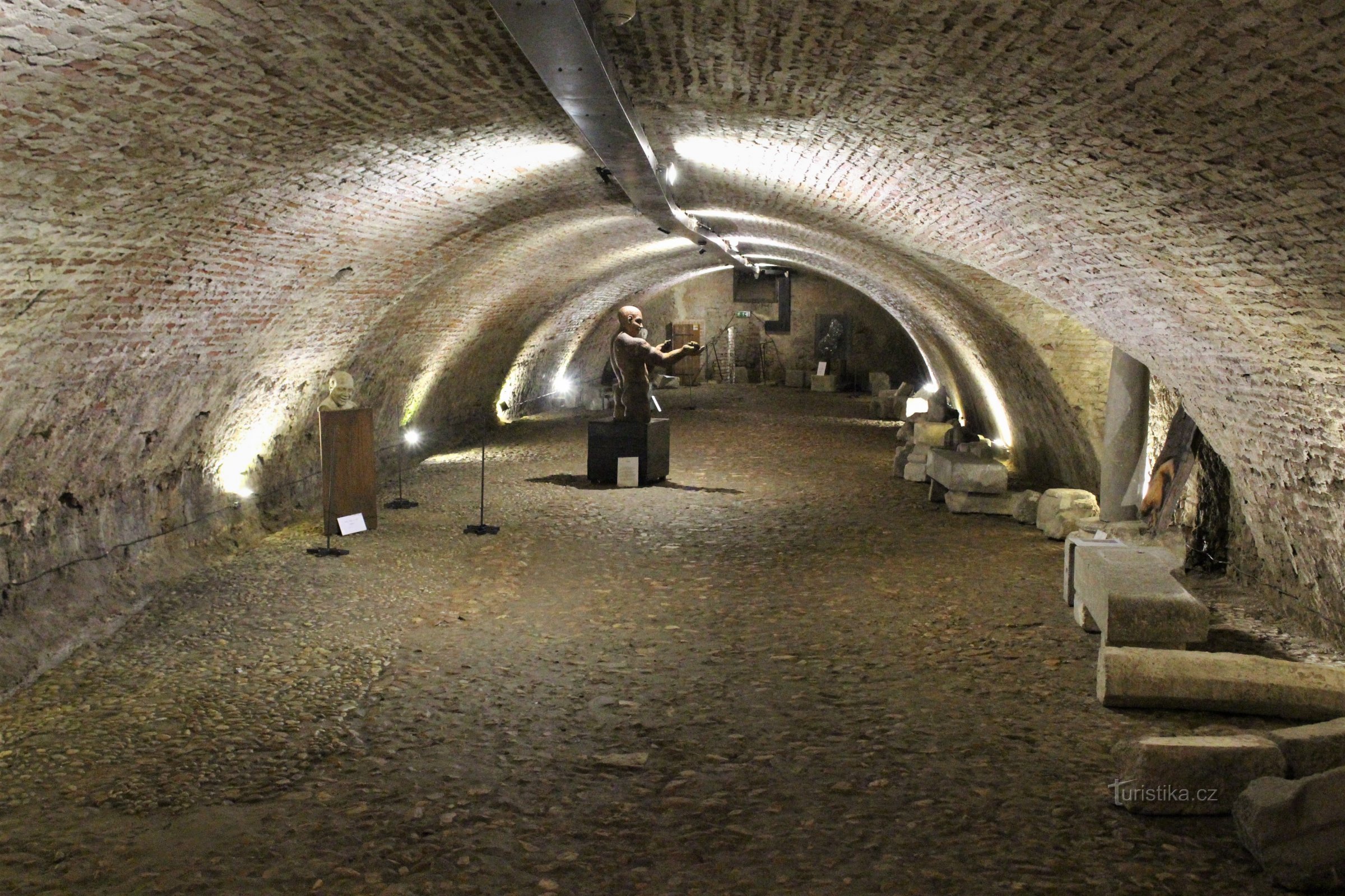 Frammenti di pietra scoperti durante gli scavi intorno alla basilica