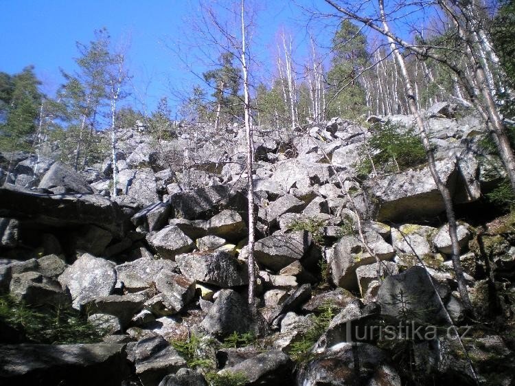 Steinmeer: ​​Ein weiteres Steinmeer befindet sich auf dem Lehrpfad Povydří auf dem Weg von Čenkovi Pi