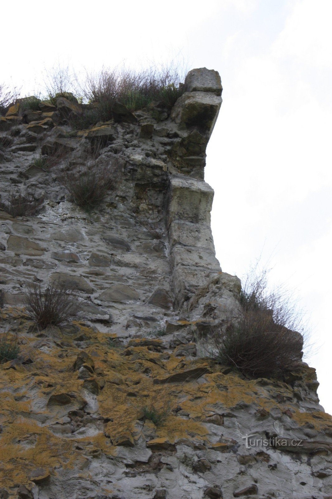 Steinverkleidung der unteren Burg Otaslavice