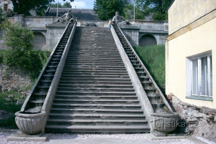 Cầu thang đá với máng xối xếp tầng ở hai bên