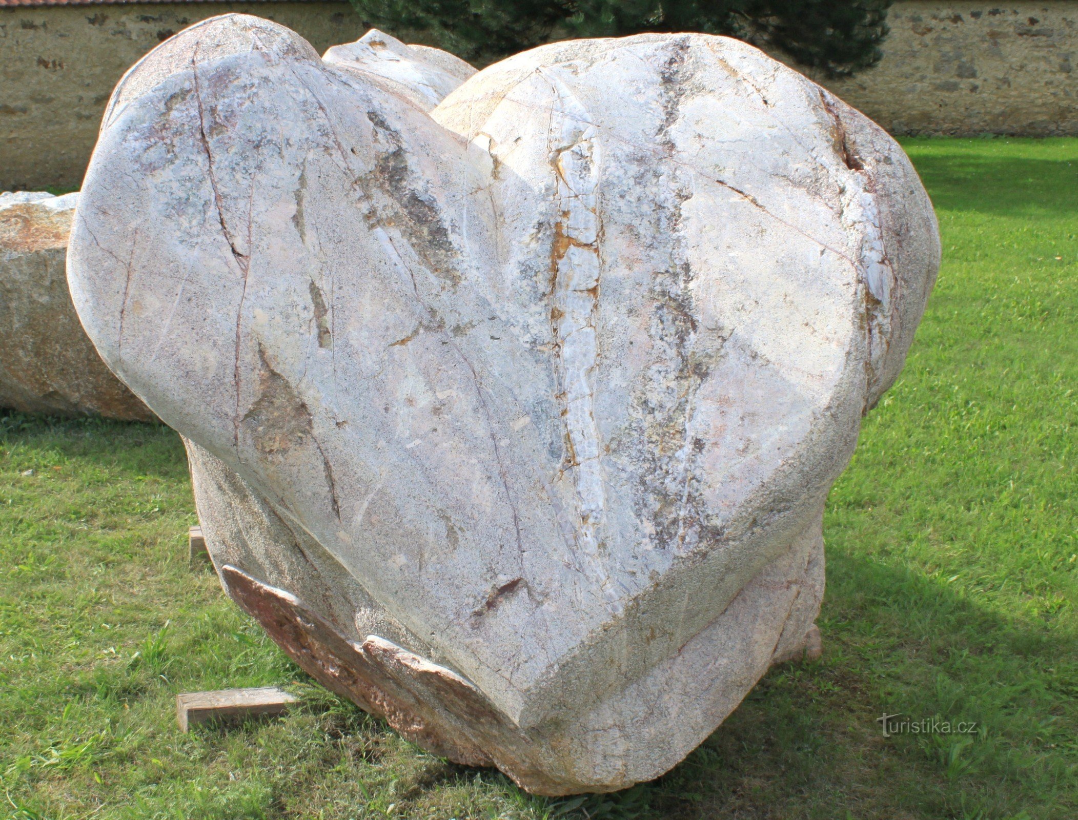Stenen hart in het klooster - plaats van beeldhouwen.