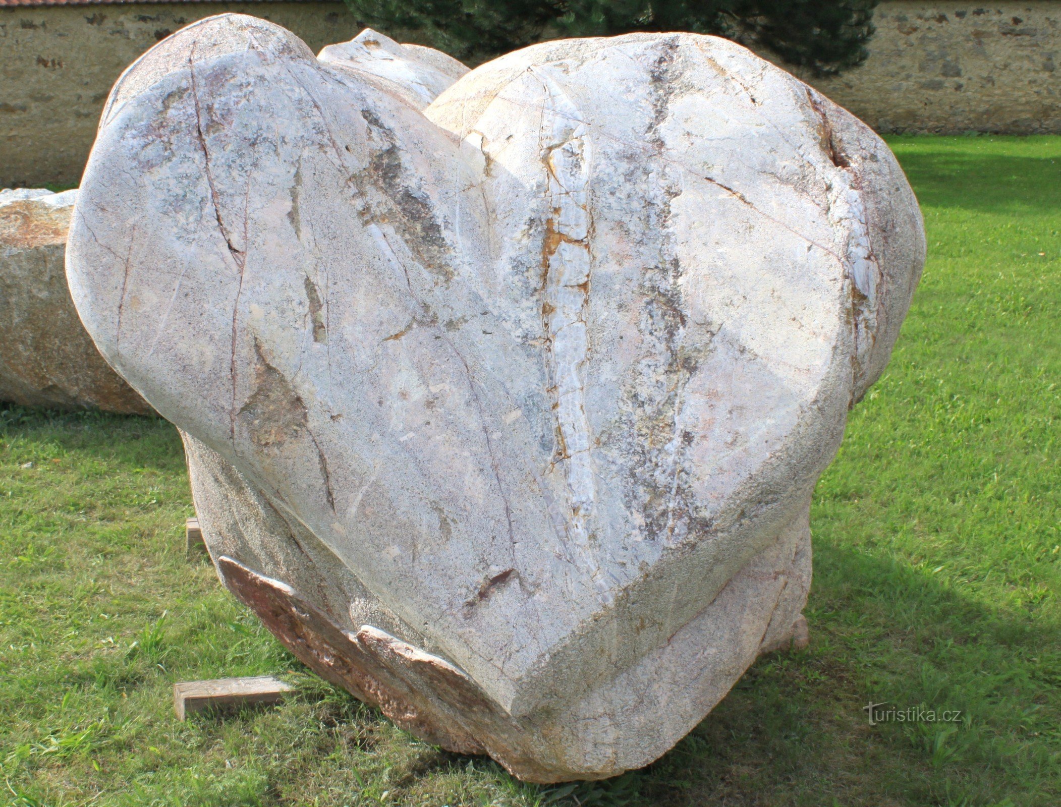 Cuore di pietra nel monastero - luogo di scultura.