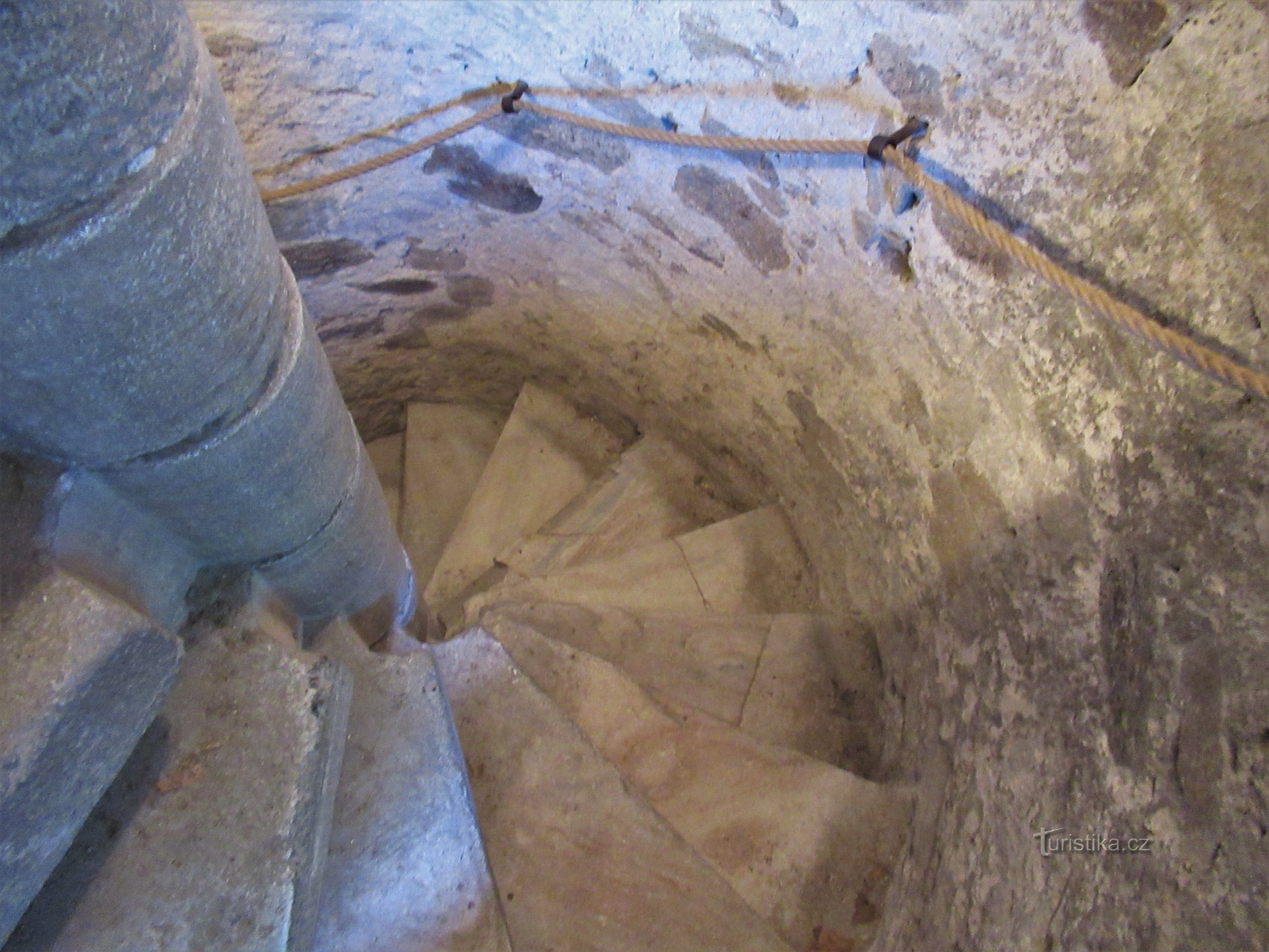 Escalera de caracol de piedra en la torre