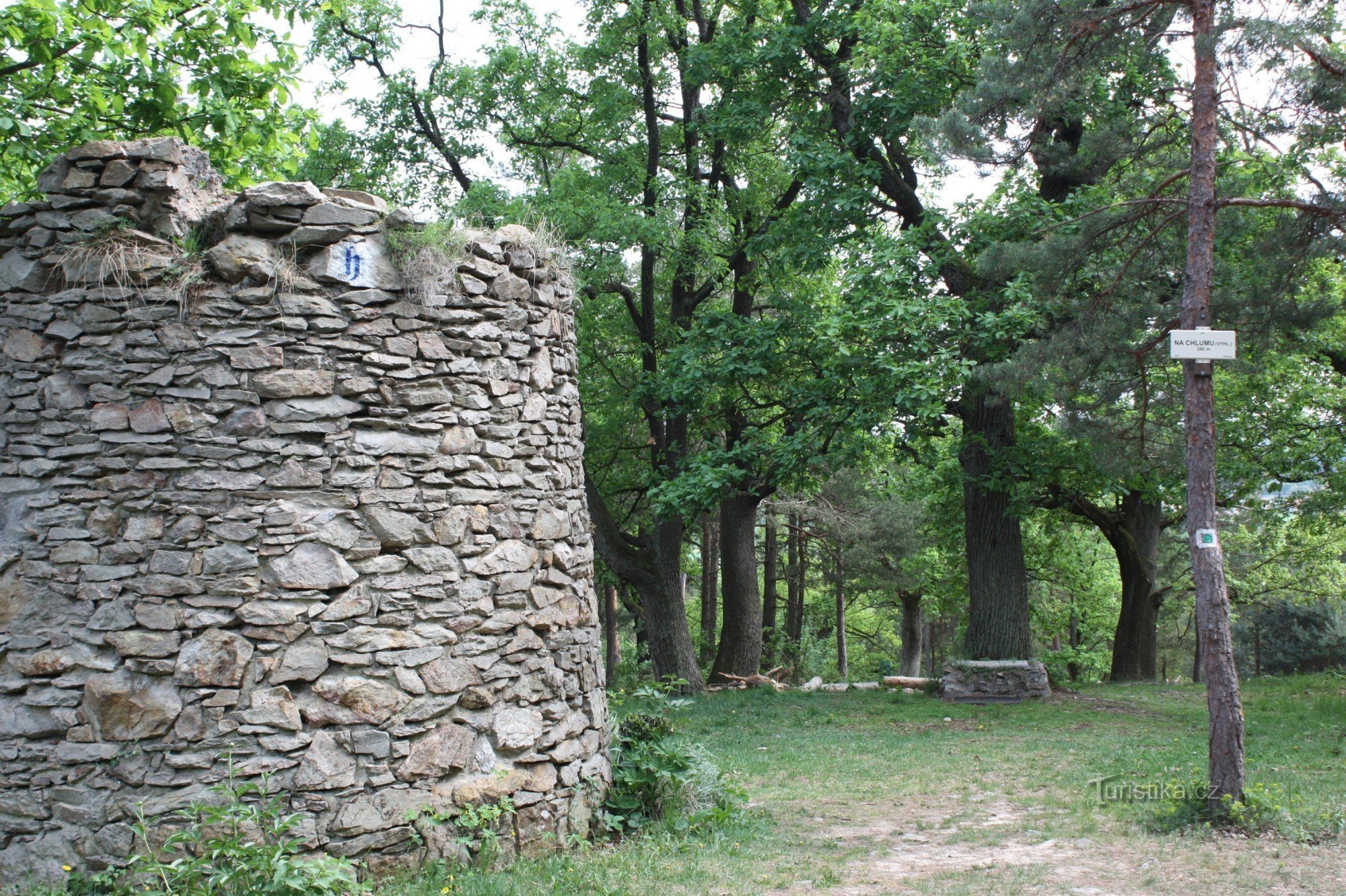 Vestiges en pierre de la tour de guet de Na Chlumu près de Slatiňany