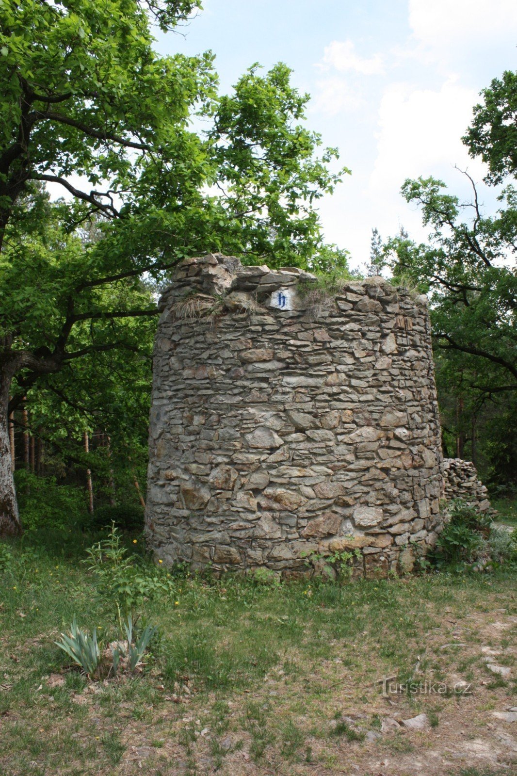 Stenrester av Na Chlumu utsiktstorn nära Slatiňany