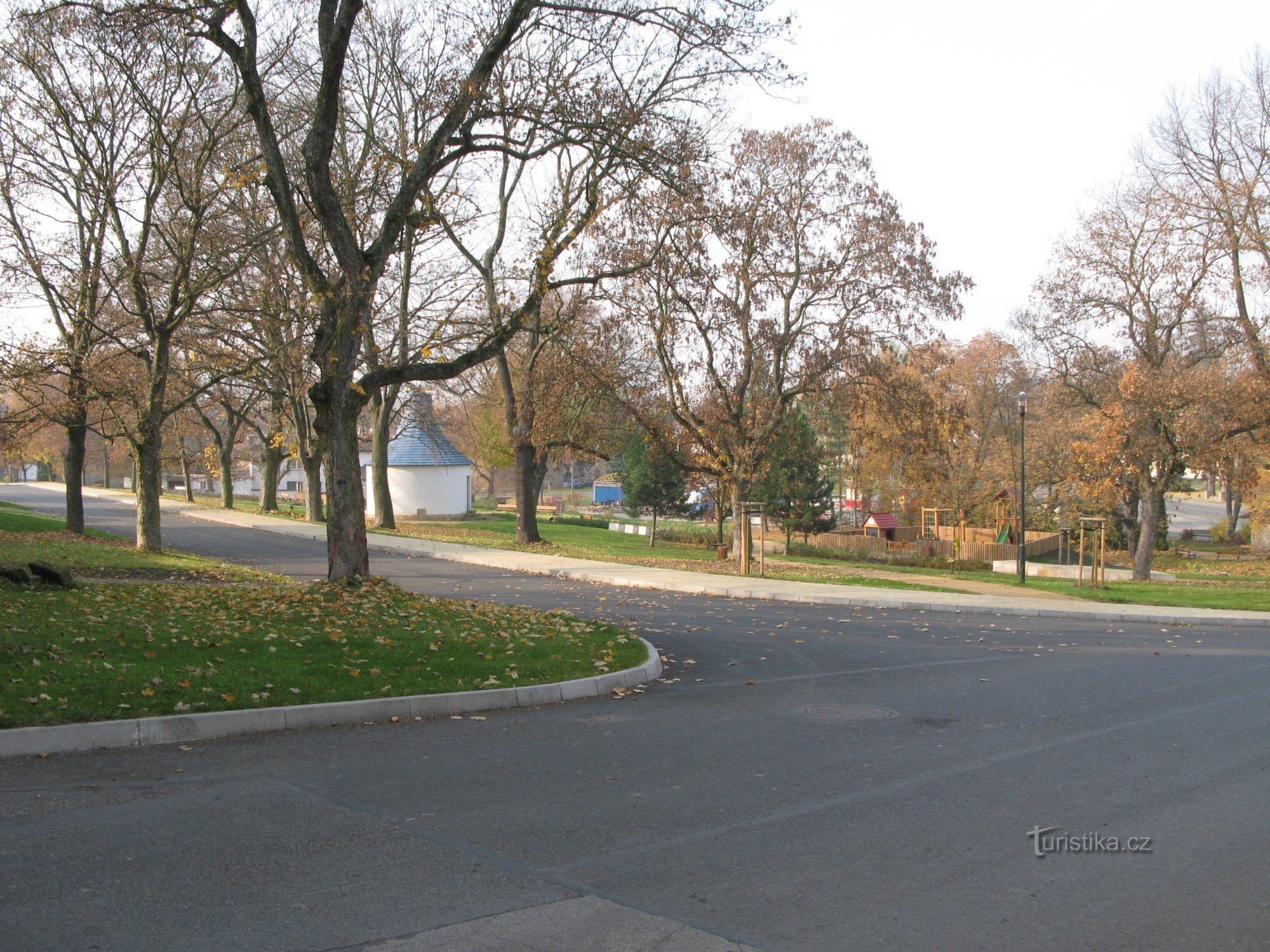 Kamenné Žehrovice, parque (vista desde la calle Politických vezňů)
