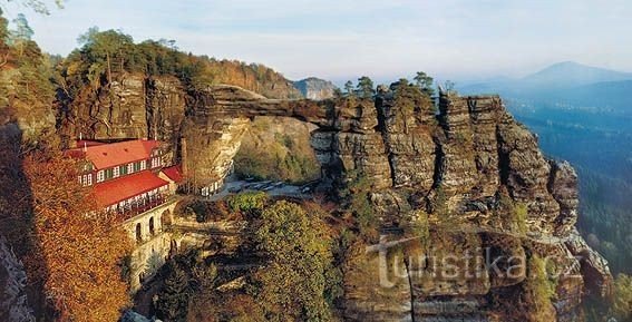 Um portão de pedra para um conto de fadas