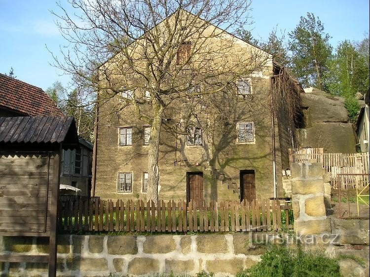 Casa de pedra em Sosnová - Lesné: A casa de pedra, provavelmente do século XVI, é maioritariamente