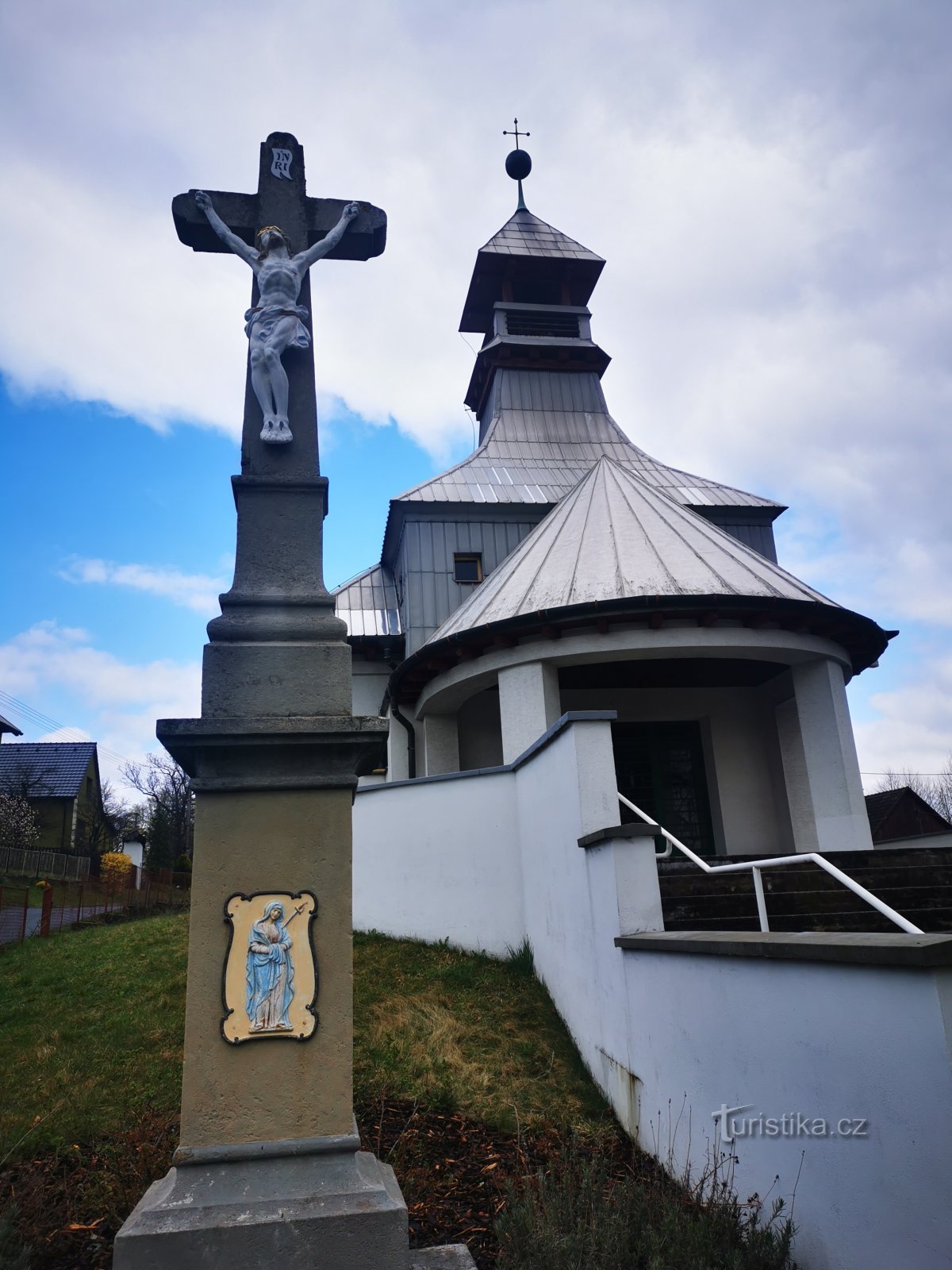 Steinkreuz und Kapelle