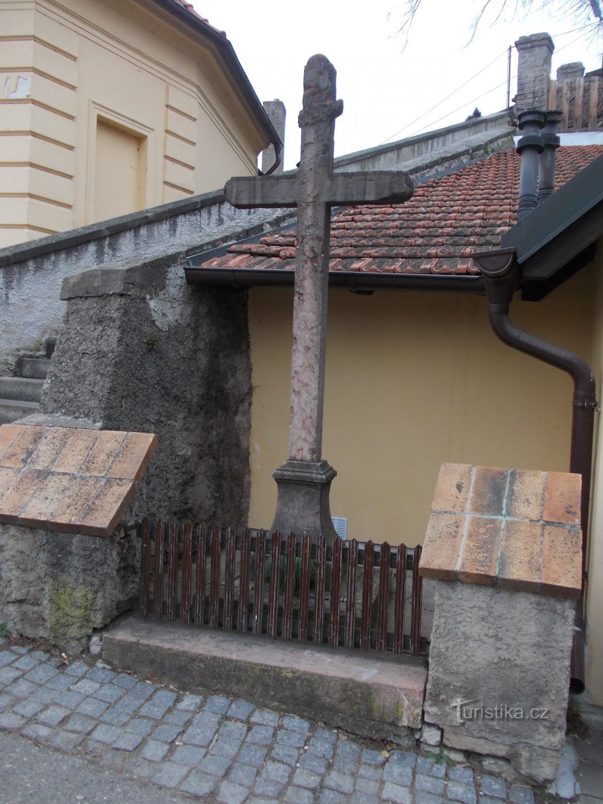 croce di pietra sotto la chiesa